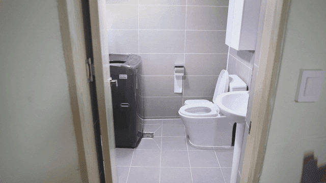 현대적인 시설이 있는 깨끗한 욕실