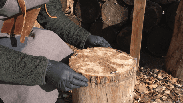 야외에서 통나무을 준비하는 사람