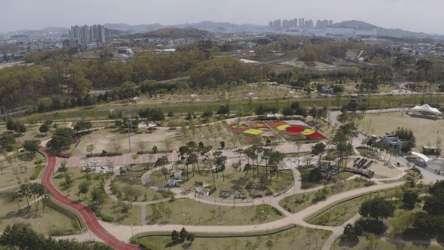 산책로와 나무가 있는 도시 공원