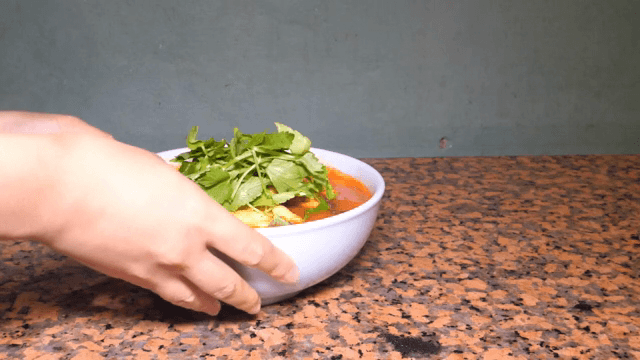 허브가 들어간 매운 칼국수 한 그릇