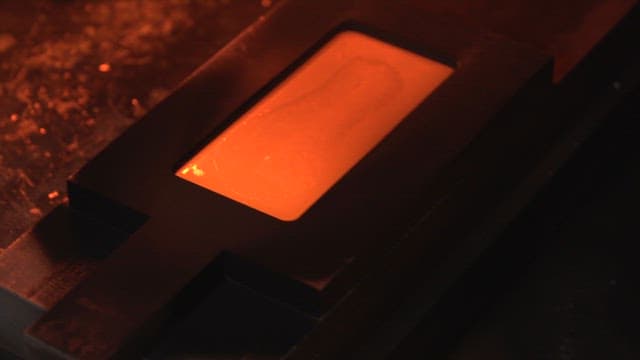 금속이 틀에서 형성되는 모습