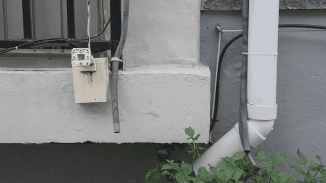 파이프와 케이블이 있는 외벽