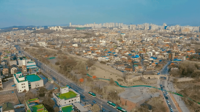 맑은 하늘에서 내려다보는 수원화성 전경