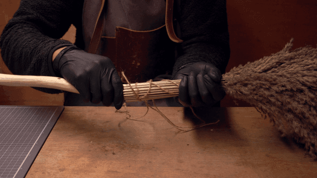 실내에서 전통 빗자루 제작