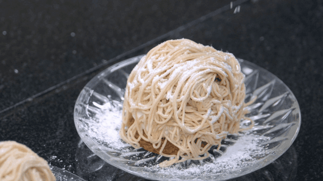 Sugar powder sprinkled on Mont Blanc dessert