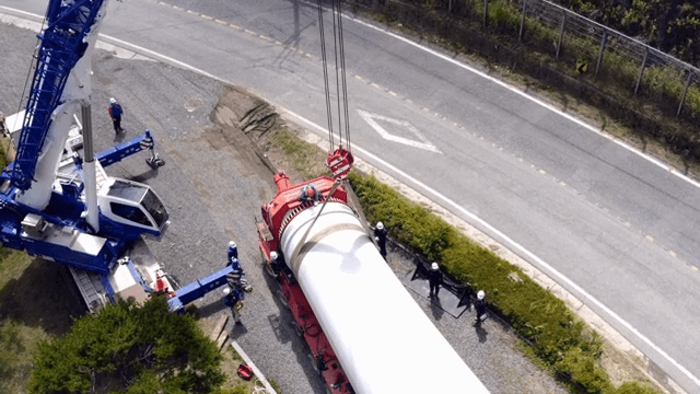 작업자들이 대형 풍력 터빈을 조립하는 모습