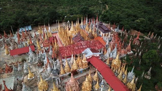 울창한 숲 사이 불상으로 빼곡한 인데인 유적지