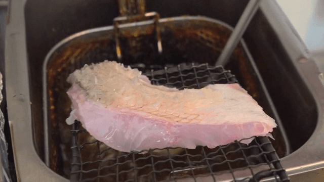 생선에 붓는 끓는 기름