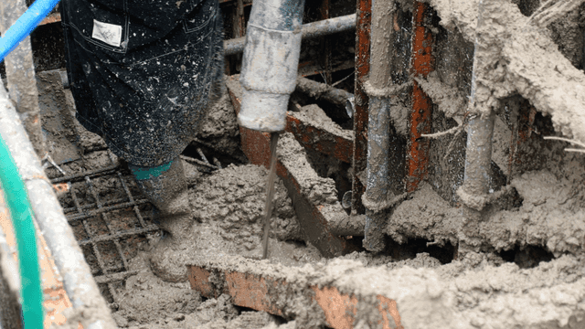 건설 현장에서 부어지는 콘크리트