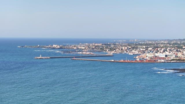 바다를 바라보는 해안 도시