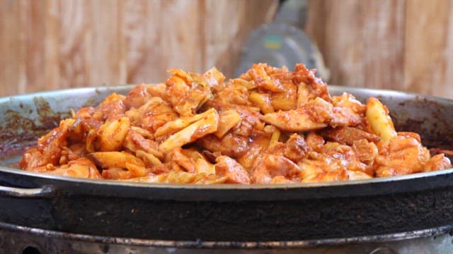 뜨거운 철판에서 조리되는 닭갈비