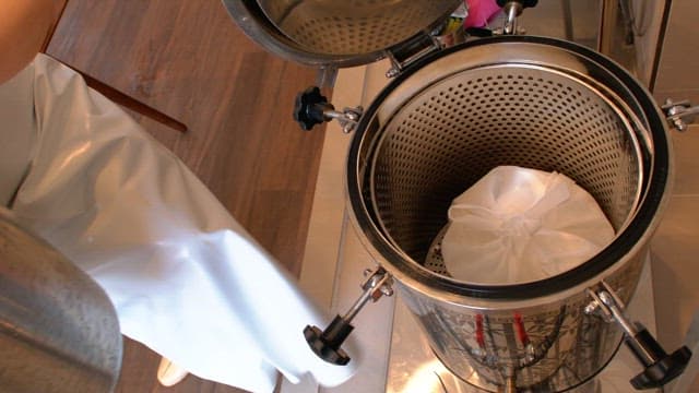 육수를 만들기 위해 금속 용기에 물을 붓는 모습