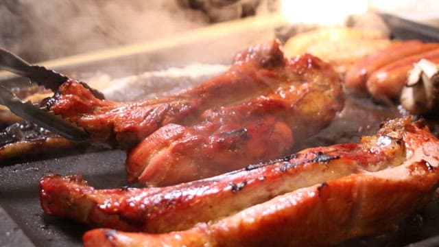 뜨거운 바비큐 그릴에서 구워지는 돼지고기