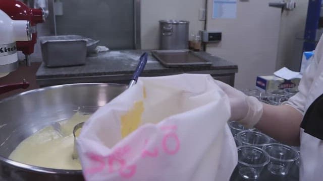 크리미하고 걸쭉한 빵 반죽으로 채워진 짤주머니