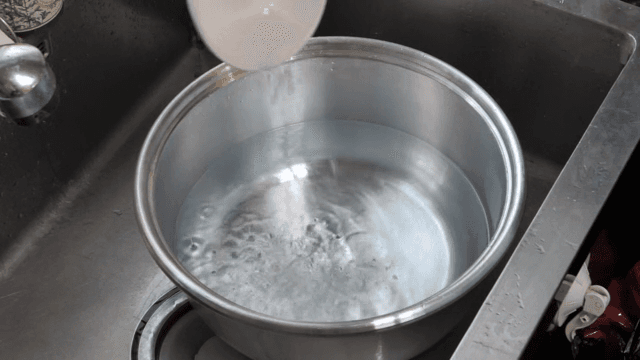 냄비 물에 소금을 넣는 장면