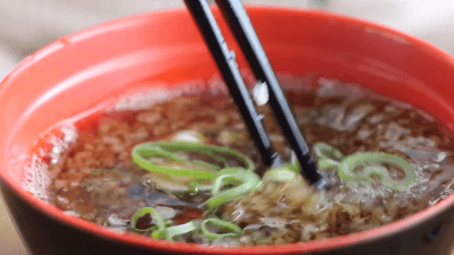 육수에 파를 넣고 섞는 장면