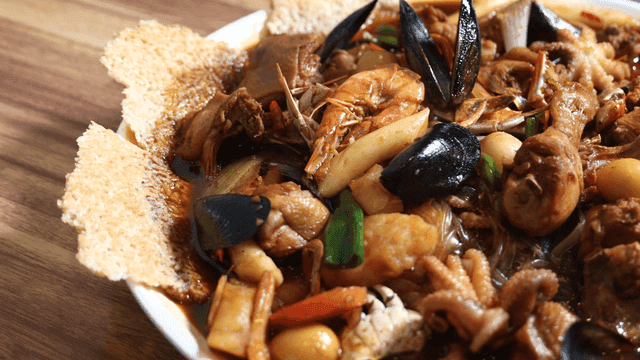 Braised chicken with seafood stew and scorched rice