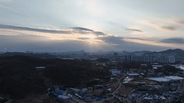 도시 스카이라인과 일몰 및 구름