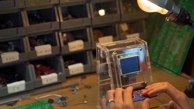 전자 장치를 조립하는 손