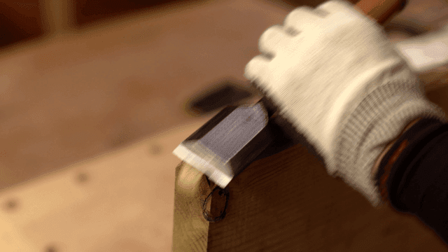 작업장에서 끌로 나무 조각하기