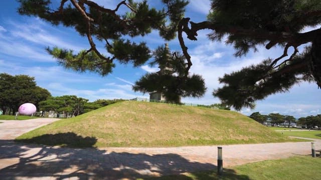 공원에 있는 탑의 평화로운 풍경