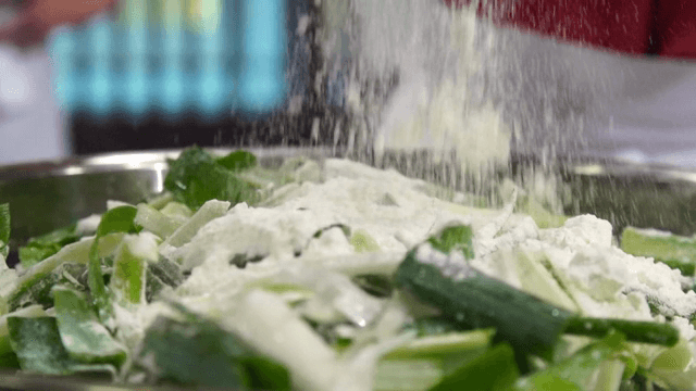 밀가루와 섞이는 파