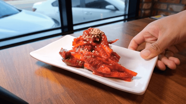 테이블에 서빙되는 장어 내장 무침