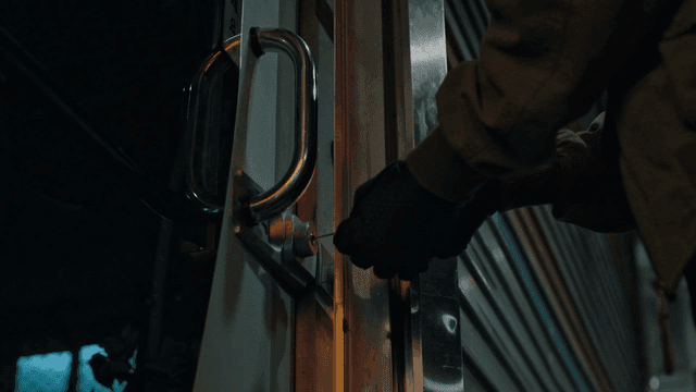 자물쇠를 따려는 사람