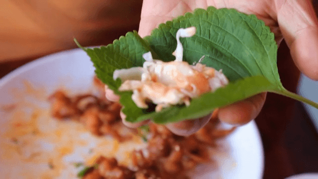 불닭발을 깻잎에 싸는 모습