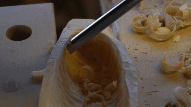 뜰로 섬세하게 조각되는 나무 조각