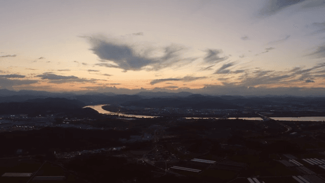 구불구불한 강 위의 고요한 일몰