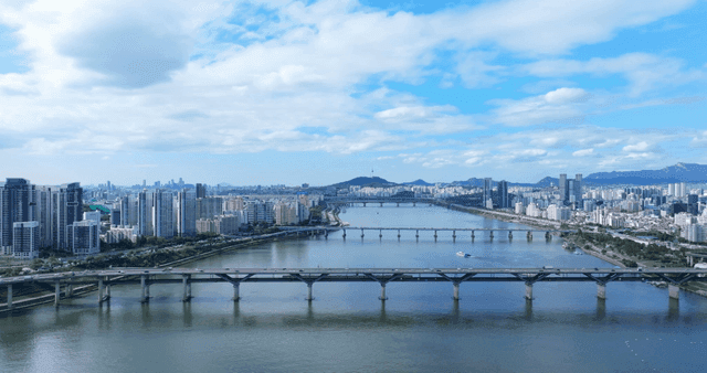 Han River view between clear Seoul cityscape