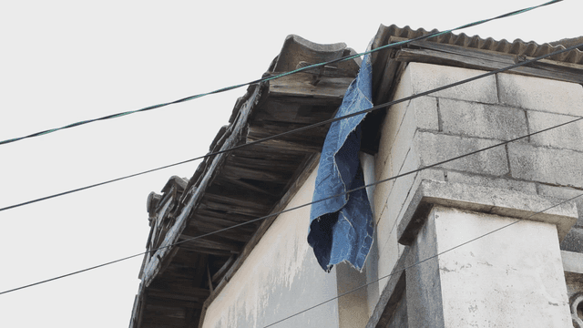 파란 천이 걸린 오래된 건물