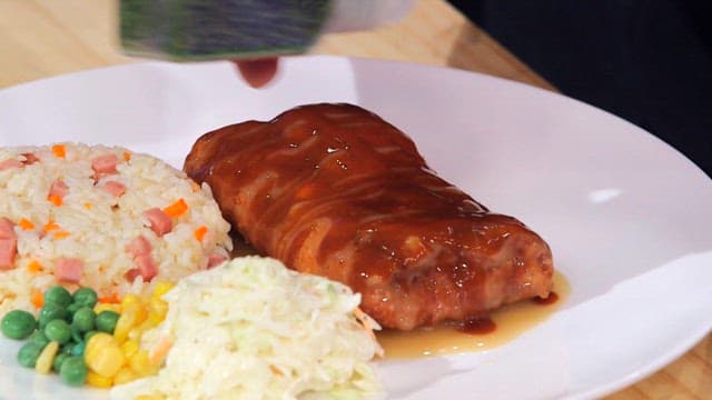 파슬리가 첨가된 튀긴 돈가스