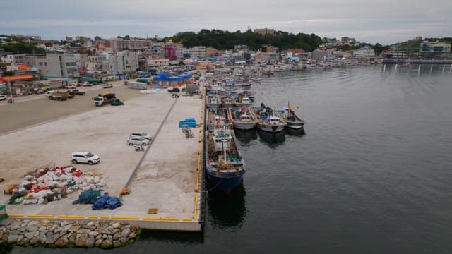어업 항구가 있는 고요한 바다