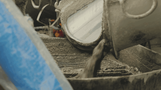 현장의 믹서 트럭에서 붓는 콘크리트