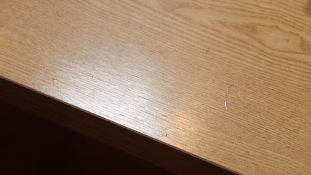 테이블 위에 놓인 수육과 무말랭이