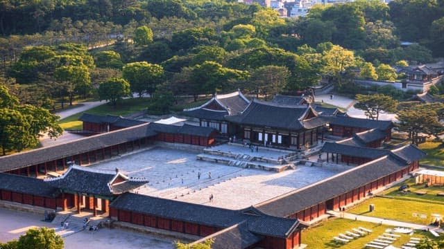 저녁 빛에서 밤으로 전환되는 역사적인 궁전의 전망