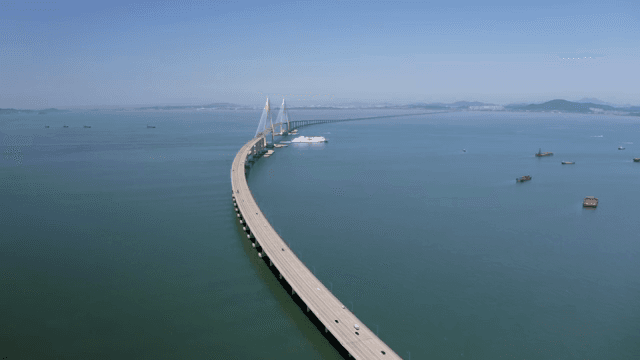 바다 위로 길게 뻗은 다리