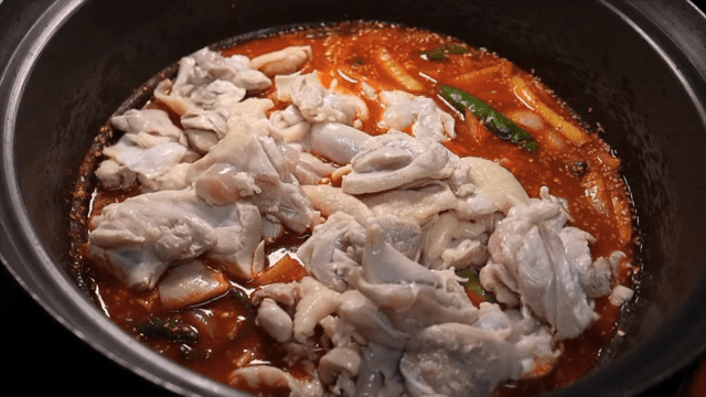 매운 양념에 넣는 닭고기