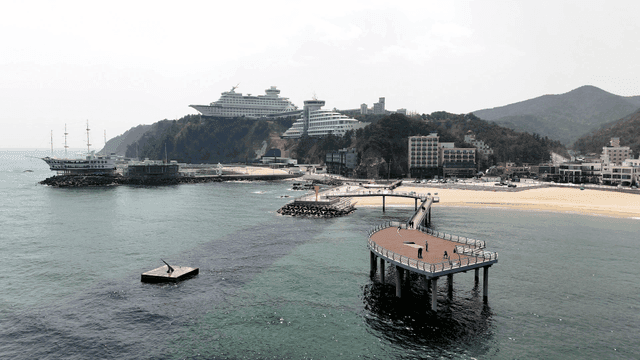 부두와 크루즈가 있는 해안 마을
