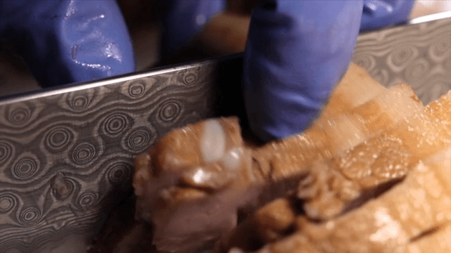 정교하게 고기를 써는 장면