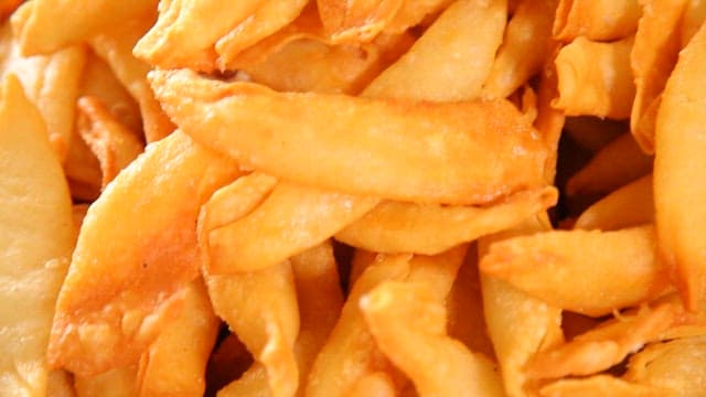 노릇노릇하고 바삭한 군만두가 쌓인 모습