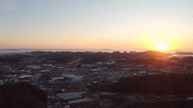 넓게 펼쳐진 시골 위의 일몰