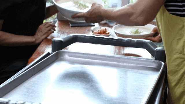 서빙되는 콩국수