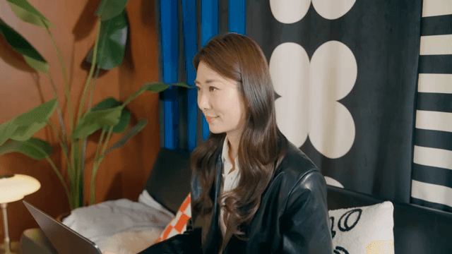 만족스러운 표정으로 노트북 작업을 하는 여성