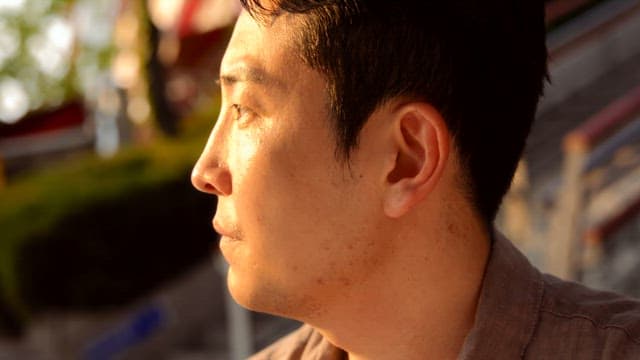 해질녘에 주변을 둘러보는 남성