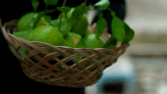 신선한 나랑하가 담긴 바구니