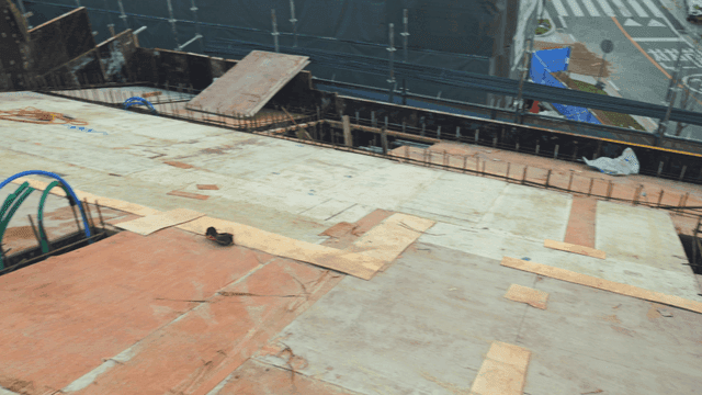 나무 판자가 있는 건설 현장