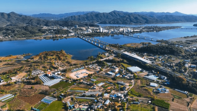 농촌 마을과 농경지의 항공 뷰